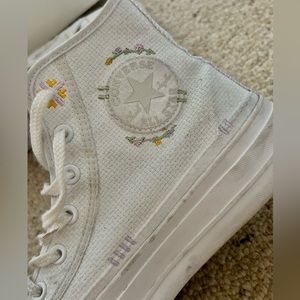 Used white embroidered platform converse